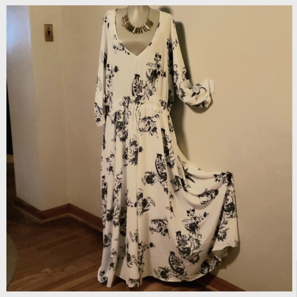 ⭐City Chic long flared floral maxi dress. Sz 20/22